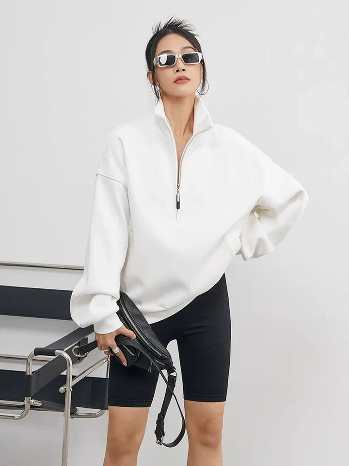Удобен пуловер с полузип и просторен дизайн