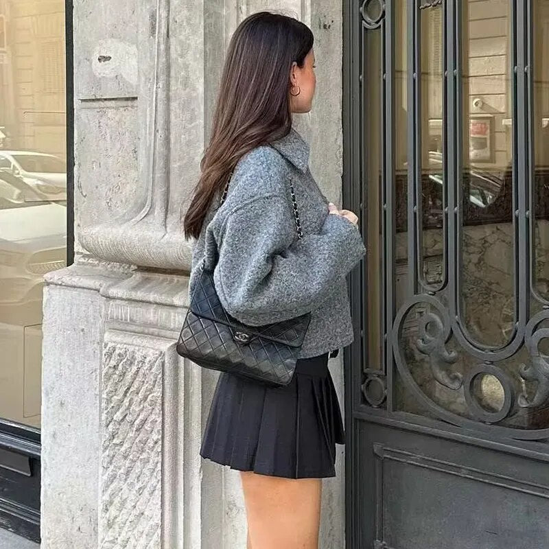 Късо дамско жаке от букле
