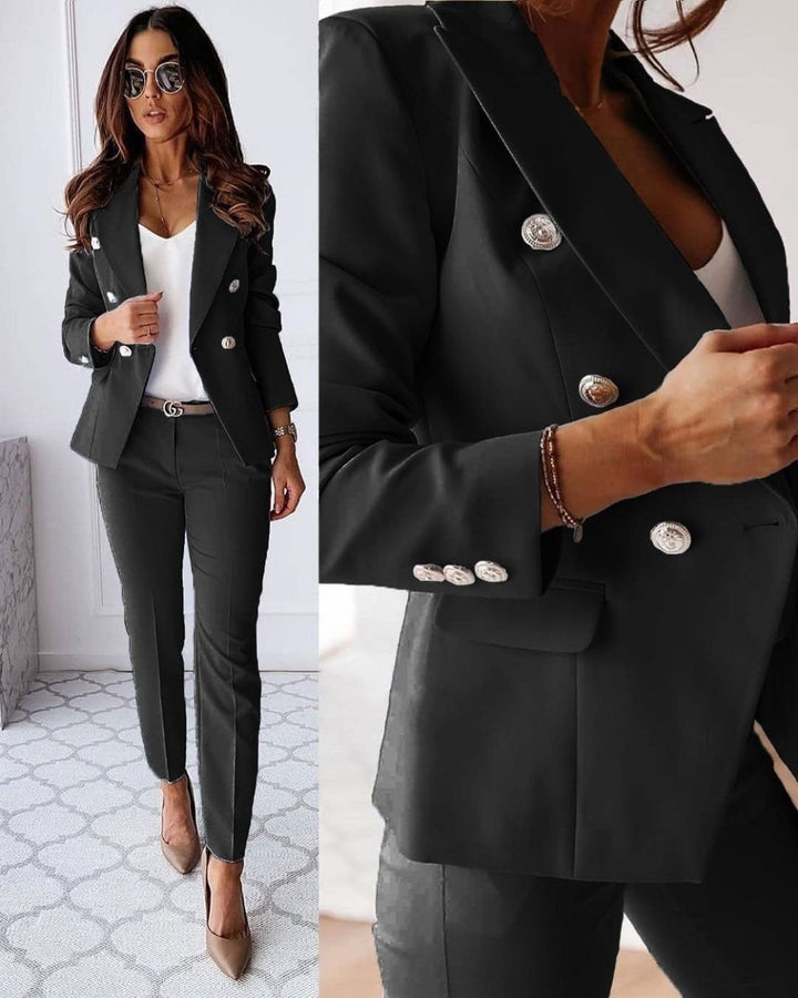 Двуредов костюм с прилягащ силует за жени